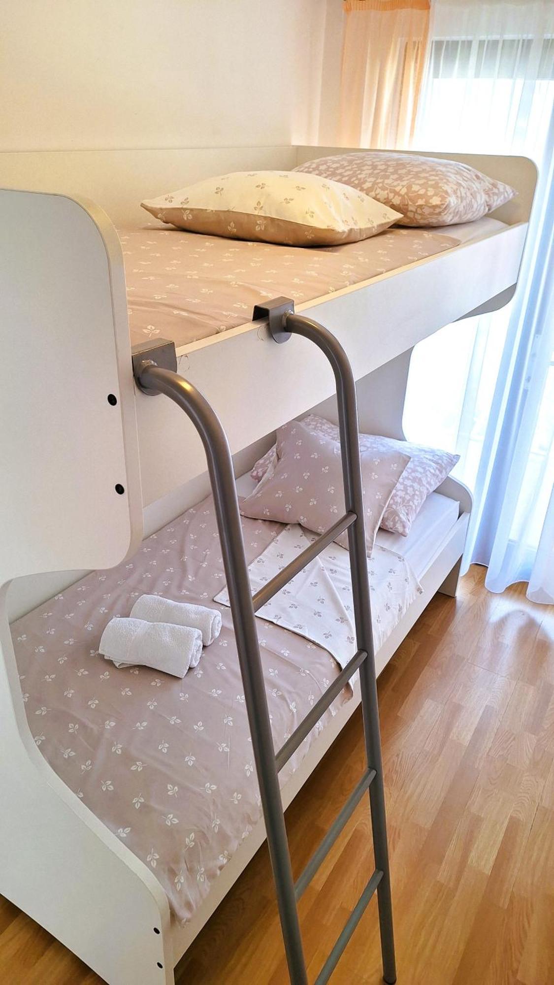 Apartmani I & J Seric Seget Vranjica Kültér fotó